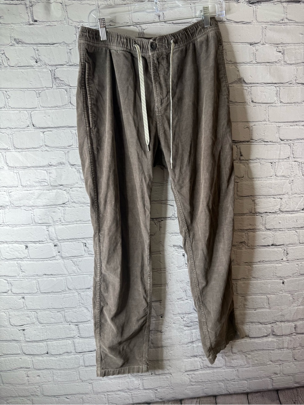 Vuori women’s brown draw string pants medium